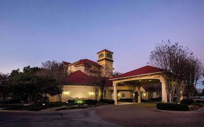 La Quinta Inn & Suites by Wyndham Austin Southwest
