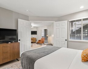 Stylish Buckhead Condo Your Urban Getaway in ATL