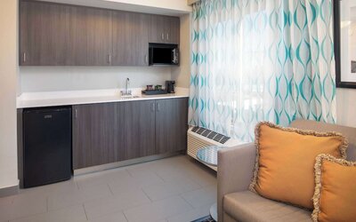 La Quinta Inn & Suites by Wyndham Atlanta Airport North