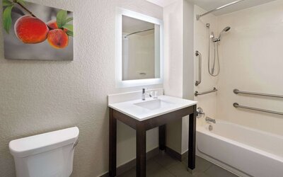 La Quinta Inn & Suites by Wyndham Atlanta Airport North