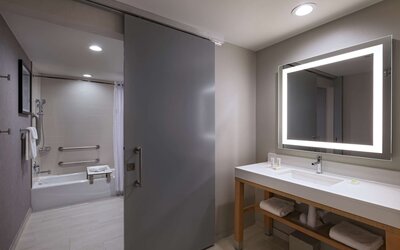Hyatt Place Austin / Lake Travis / Four Points