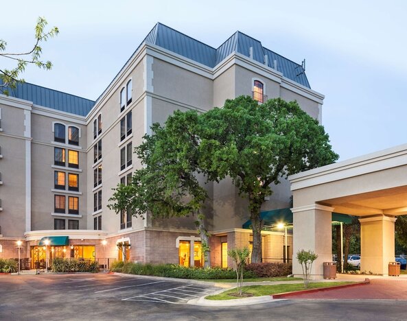 DoubleTree by Hilton Austin - University Area