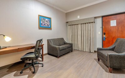 Wyndham Garden Hotel Baronne Plaza