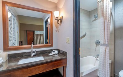 Wyndham Garden Hotel Baronne Plaza