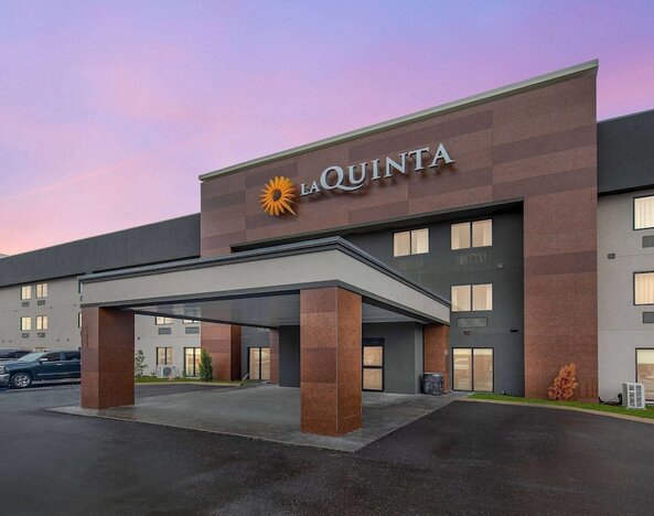 La Quinta Inn & Suites by Wyndham Nashville Airport