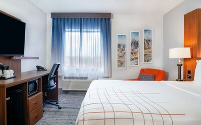 La Quinta Inn & Suites by Wyndham Nashville Airport