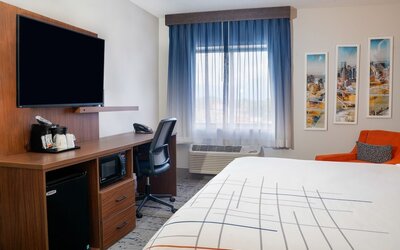 La Quinta Inn & Suites by Wyndham Nashville Airport