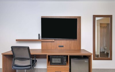 La Quinta Inn & Suites by Wyndham Nashville Airport