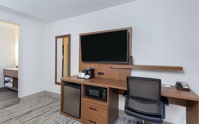 La Quinta Inn & Suites by Wyndham Nashville Airport