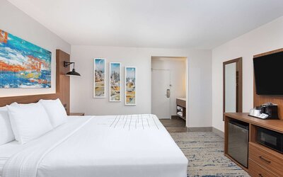 La Quinta Inn & Suites by Wyndham Nashville Airport
