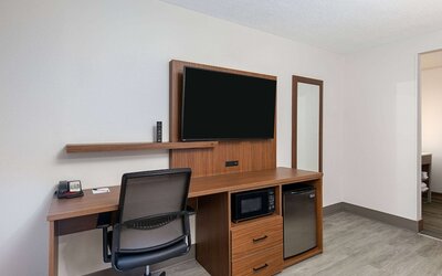 La Quinta Inn & Suites by Wyndham Nashville Airport