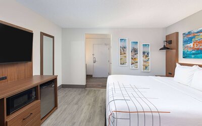 La Quinta Inn & Suites by Wyndham Nashville Airport