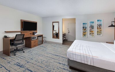 La Quinta Inn & Suites by Wyndham Nashville Airport