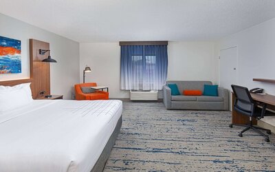 La Quinta Inn & Suites by Wyndham Nashville Airport