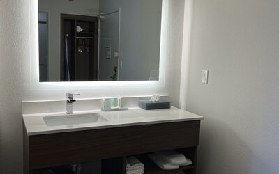 La Quinta Inn & Suites by Wyndham Nashville Airport