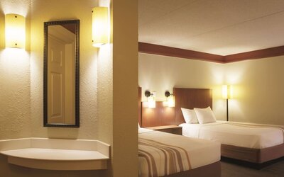 La Quinta Inn & Suites by Wyndham Atlanta Ballpark/Galleria