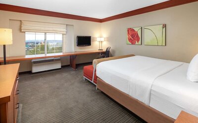 La Quinta Inn & Suites by Wyndham Atlanta Ballpark/Galleria