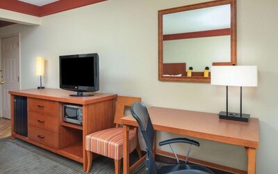 La Quinta Inn & Suites by Wyndham Atlanta Ballpark/Galleria