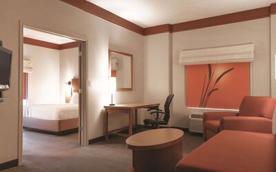La Quinta Inn & Suites by Wyndham Atlanta Ballpark/Galleria