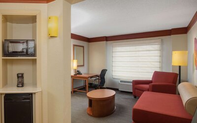 La Quinta Inn & Suites by Wyndham Atlanta Ballpark/Galleria