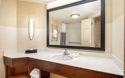 La Quinta Inn & Suites by Wyndham Atlanta Ballpark/Galleria
