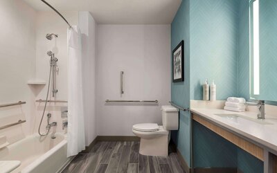 Room, 2 Queen Beds, Accessible, Bathtub