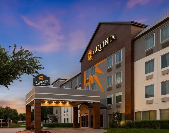 La Quinta Inn & Suites by Wyndham Austin Round Rock