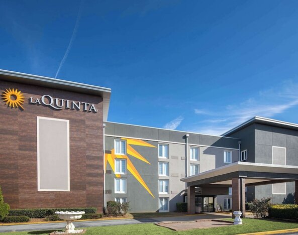 La Quinta Inn & Suites by Wyndham Atlanta Airport South