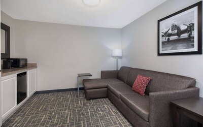 La Quinta Inn & Suites by Wyndham Atlanta Airport South