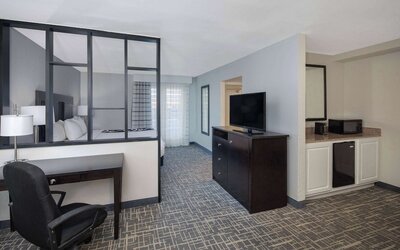 La Quinta Inn & Suites by Wyndham Atlanta Airport South