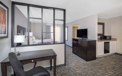 La Quinta Inn & Suites by Wyndham Atlanta Airport South