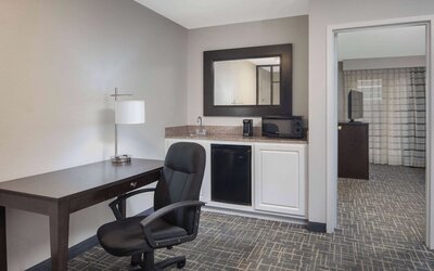 La Quinta Inn & Suites by Wyndham Atlanta Airport South