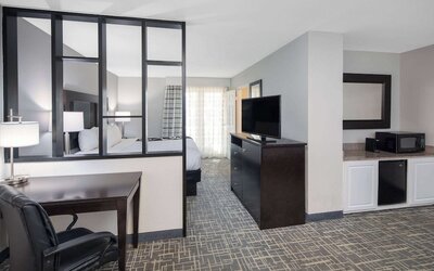 La Quinta Inn & Suites by Wyndham Atlanta Airport South