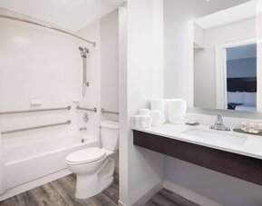 La Quinta Inn & Suites by Wyndham Atlanta Airport South