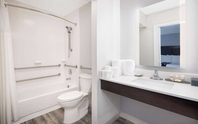 La Quinta Inn & Suites by Wyndham Atlanta Airport South