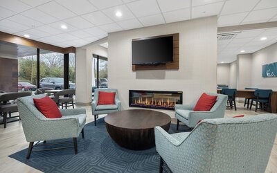 La Quinta Inn & Suites by Wyndham Nashville Airport/Opryland