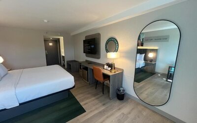 La Quinta Inn & Suites by Wyndham Nashville Airport/Opryland