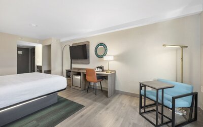 La Quinta Inn & Suites by Wyndham Nashville Airport/Opryland