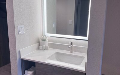 La Quinta Inn & Suites by Wyndham Nashville Airport/Opryland