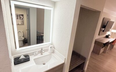 La Quinta Inn & Suites by Wyndham Nashville Airport/Opryland