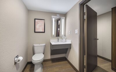 La Quinta Inn & Suites by Wyndham Nashville Airport/Opryland