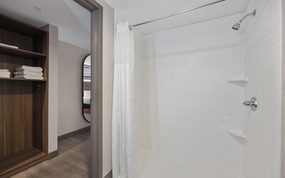 La Quinta Inn & Suites by Wyndham Nashville Airport/Opryland