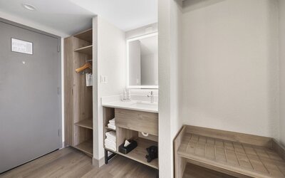 La Quinta Inn & Suites by Wyndham Nashville Airport/Opryland