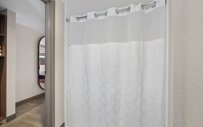 La Quinta Inn & Suites by Wyndham Nashville Airport/Opryland