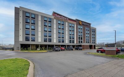 La Quinta Inn & Suites by Wyndham Nashville Airport/Opryland