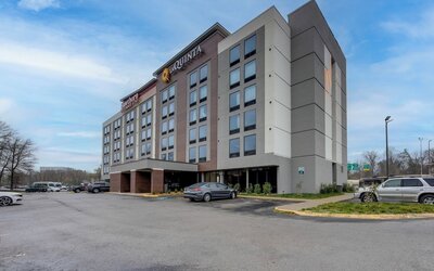 La Quinta Inn & Suites by Wyndham Nashville Airport/Opryland