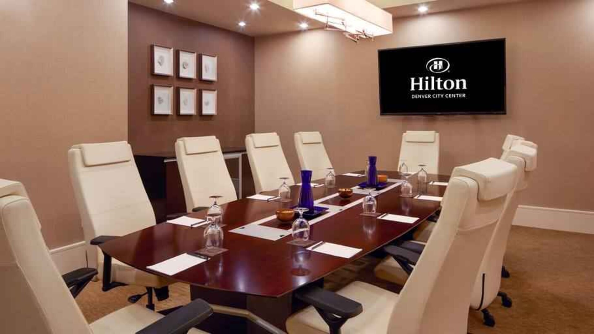 Meeting room perfect for every business appointment at the Hilton Denver City Center.