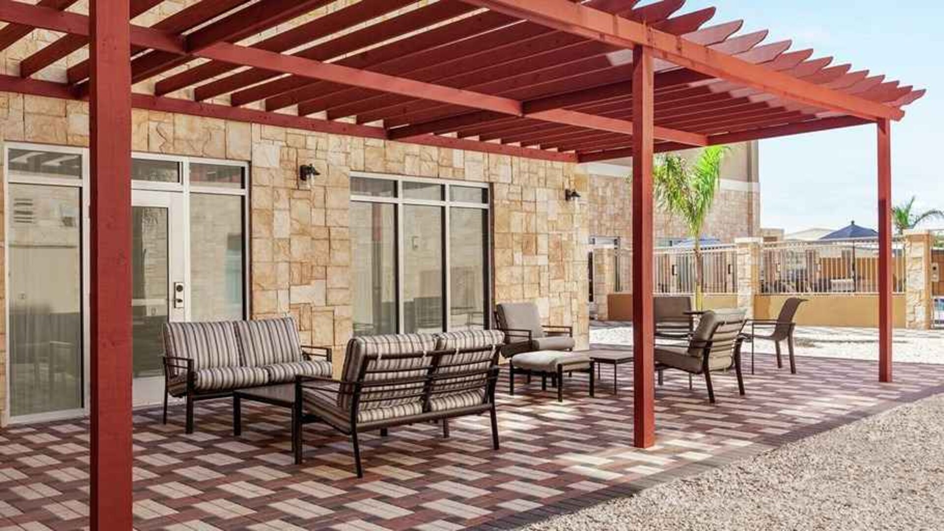 pretty outdoor area for relaxation and coworking at Homewood Suites by Hilton Harlingen.