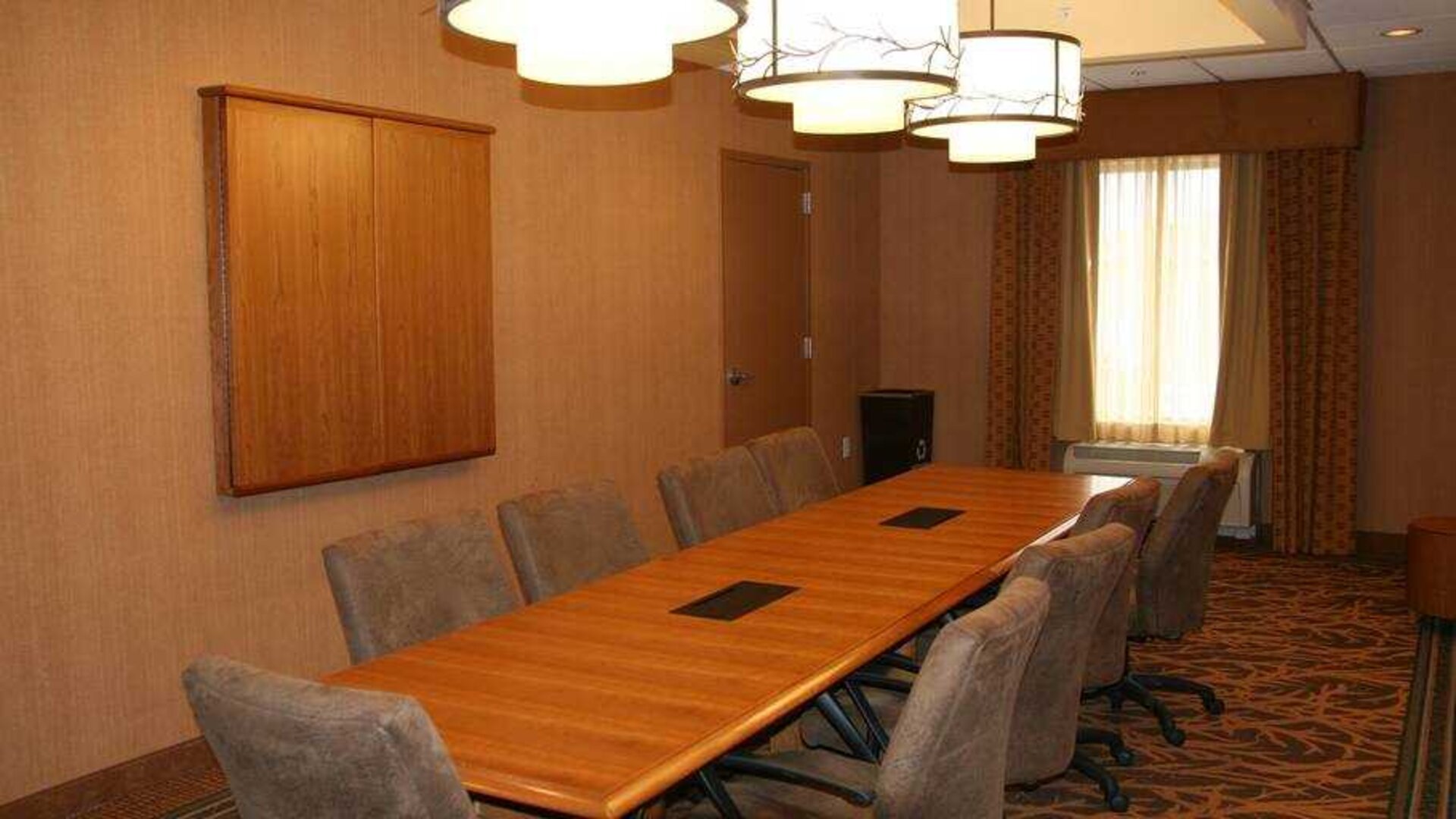 Meeting room perfect for every business appointment at the Hampton Inn & Suites Riverton, WY.