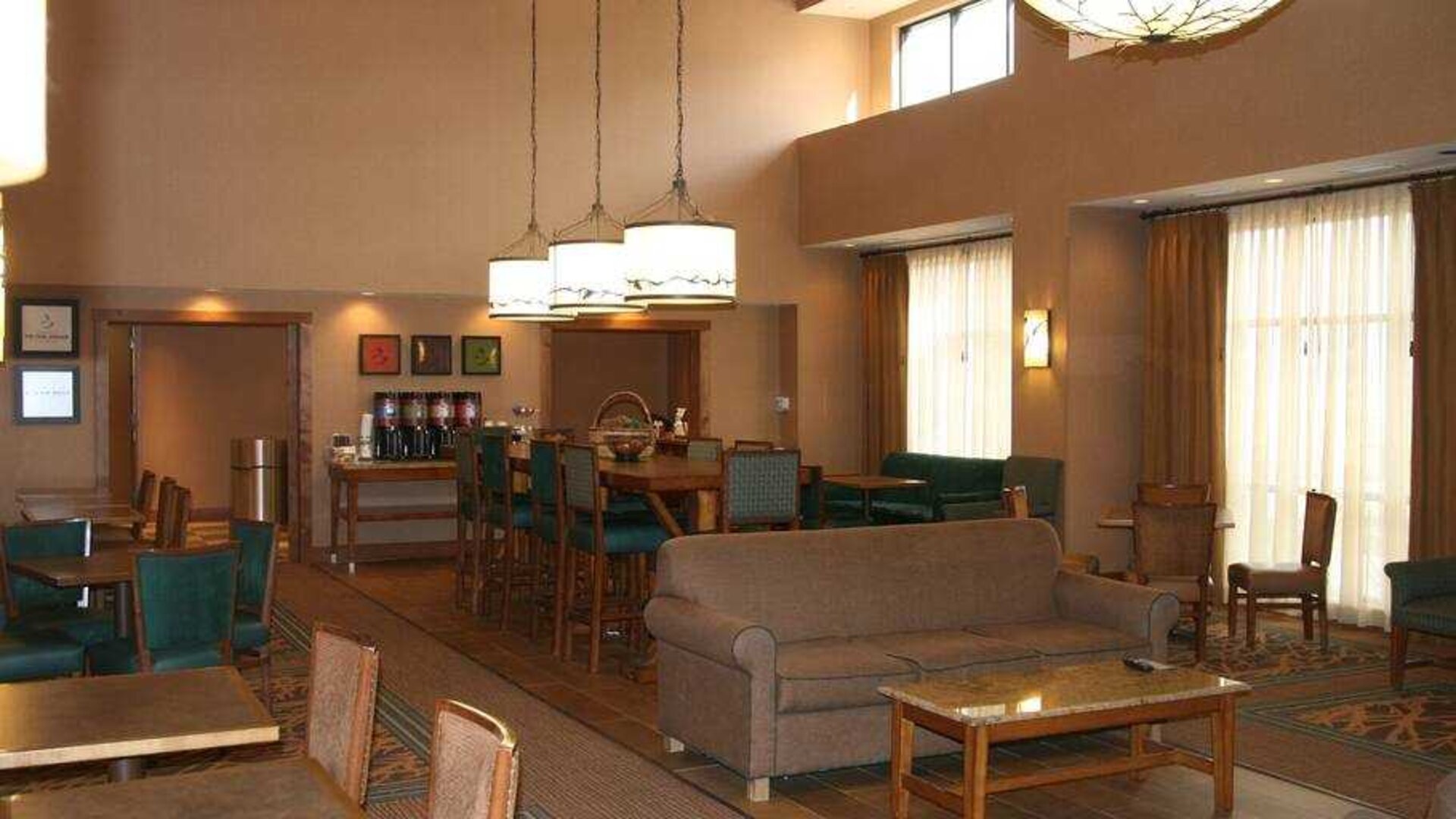 Comfortable lobby area perfect as workplace at the Hampton Inn & Suites Riverton, WY.